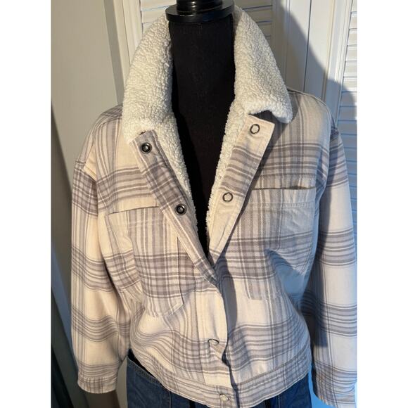 AERIE Cropped Sherpa Lined Shacket Natural Grey & Cream Plaid Pearl Snap Front - Picture 7 of 13